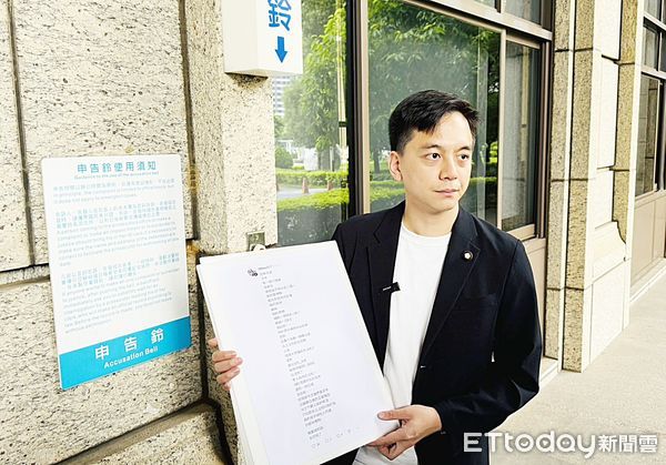 ▲國民黨桃園立委牛煦庭今天下午赴桃園地檢署按鈴控告罷免團體李姓女士造謠誹謗與意圖傳播不實之事。（圖／記者沈繼昌攝）