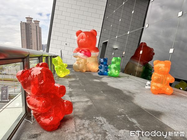 ▲▼承億集團攜手香港UBU DECO畫廊創辦人暨梁詠心，推出首屆「ArtIN國際藝術博覽會」，集結全球60組畫廊與頂尖藝術家，近千件藝術作品，即日起至6月8日在高雄港旅運中心展出。（圖／記者林育綾攝）