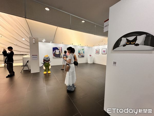 ▲▼承億集團攜手香港UBU DECO畫廊創辦人暨梁詠心，推出首屆「ArtIN國際藝術博覽會」，集結全球60組畫廊與頂尖藝術家，近千件藝術作品，即日起至6月8日在高雄港旅運中心展出。（圖／記者林育綾攝）