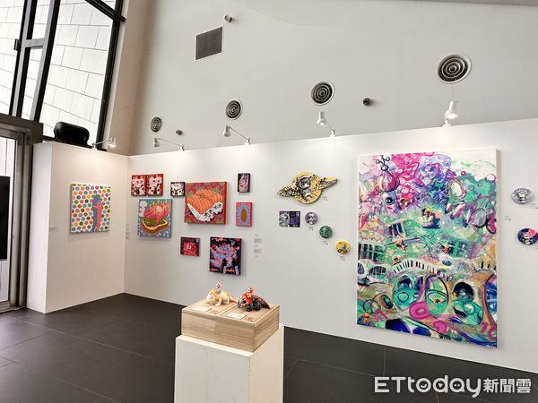 ▲▼承億集團攜手香港UBU DECO畫廊創辦人暨梁詠心，推出首屆「ArtIN國際藝術博覽會」，集結全球60組畫廊與頂尖藝術家，近千件藝術作品，即日起至6月8日在高雄港旅運中心展出。（圖／記者林育綾攝）
