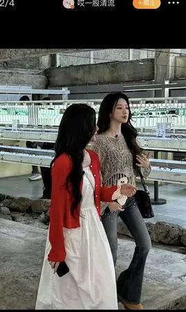 ▲▼舒華零濾鏡生圖美炸！「真實逆天長腿」太犯規　網友看傻：比例瘋了。（圖／翻攝自微博）