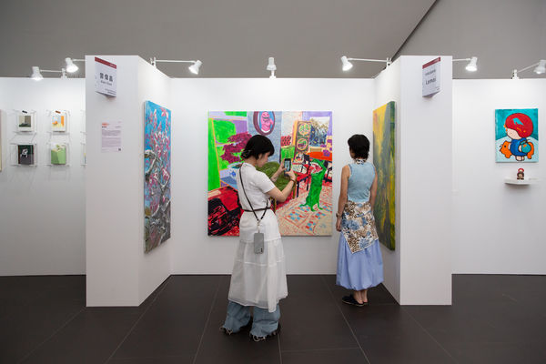 ▲▼承億集團攜手香港UBU DECO畫廊創辦人暨梁詠心，推出首屆「ArtIN國際藝術博覽會」，集結全球60組畫廊與頂尖藝術家，近千件藝術作品，即日起至6月8日在高雄港旅運中心展出。（圖／承億提供）