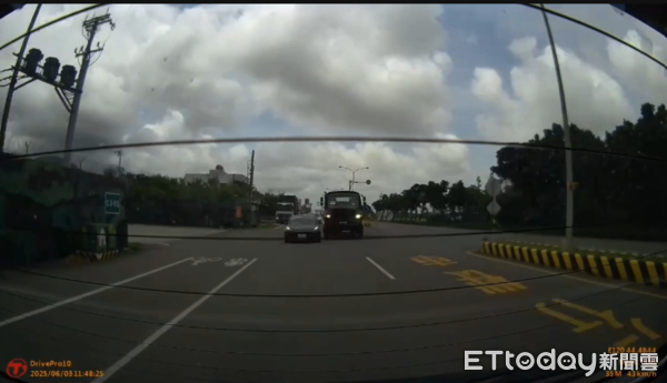 ▲恆春省北路發生軍用卡車與特斯克小客車擦撞車禍             。（圖／民眾提供）