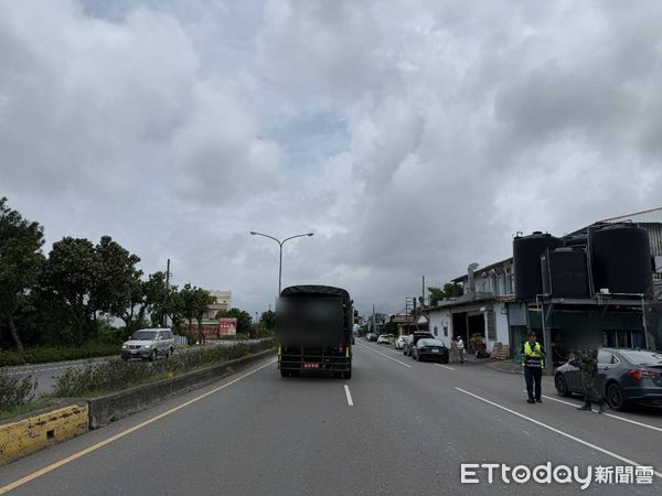 ▲恆春省北路發生軍用卡車與特斯克小客車擦撞車禍             。（圖／民眾提供）