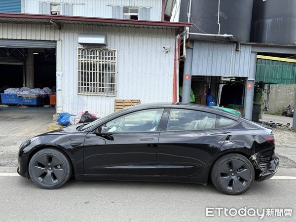 ▲恆春省北路發生軍用卡車與特斯克小客車擦撞車禍             。（圖／民眾提供）