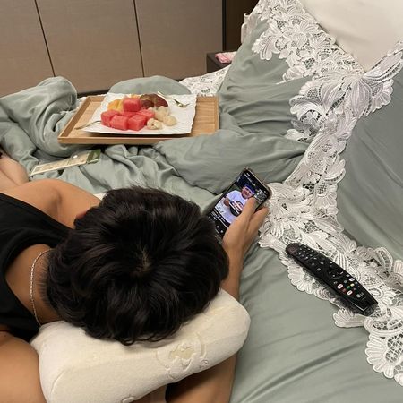 ▲侯昌明返家見兒子趴床滑手機，旁邊放著切好的水果。（圖／翻攝自Facebook／侯昌明）