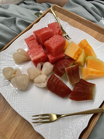 ▲曾雅蘭細心將水果的籽都去除。（圖／翻攝自Facebook／侯昌明）