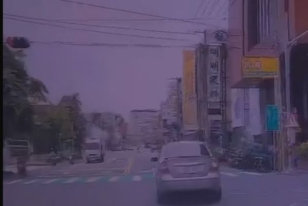 ▲阿北一路逆向闖紅燈