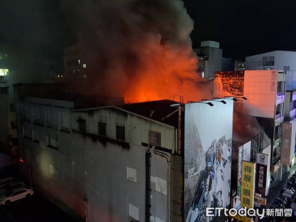 ▲▼快訊／雨才剛停！嘉義市區「倉庫大火」警消灌救中。（圖／記者翁伊森翻攝）