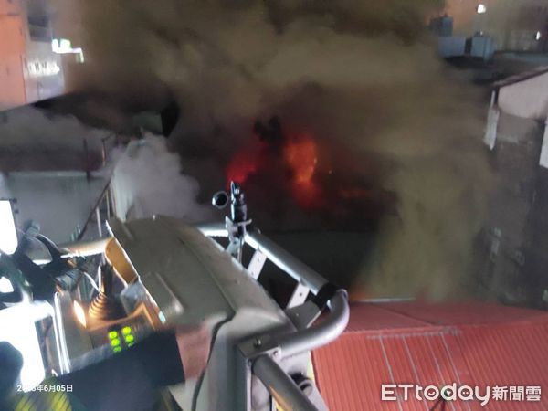 ▲▼快訊／雨才剛停！嘉義市區「倉庫大火」警消灌救中。（圖／記者翁伊森翻攝）