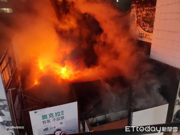 ▲▼快訊／雨才剛停！嘉義市區「倉庫大火」警消灌救中。（圖／記者翁伊森翻攝）