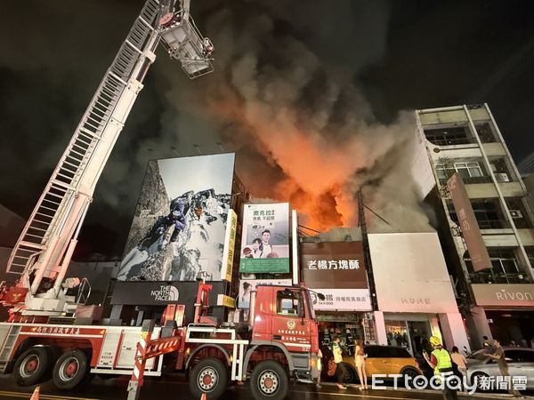 ▲▼快訊／雨才剛停！嘉義市區「倉庫大火」警消灌救中。（圖／記者翁伊森翻攝）