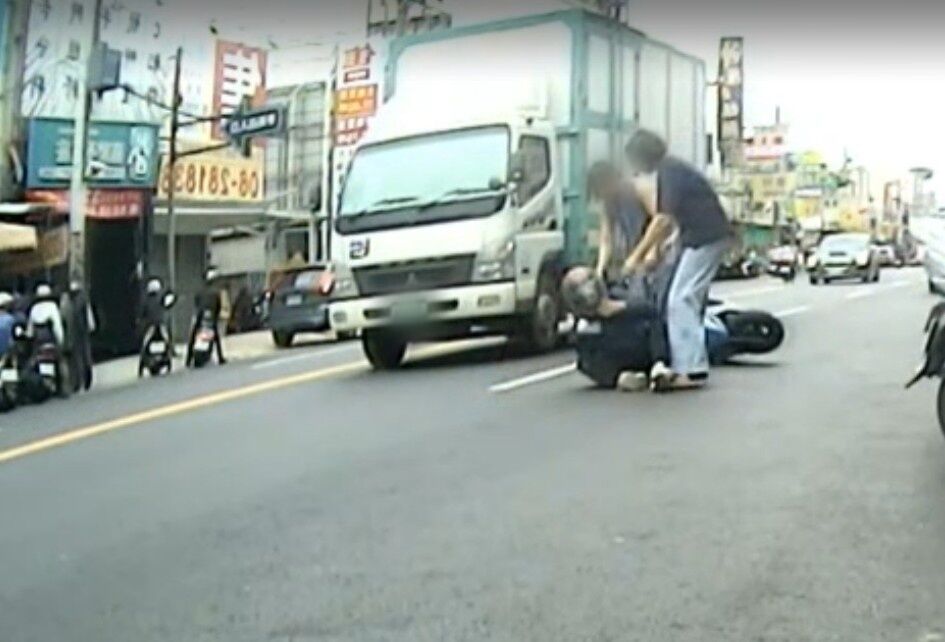 橫行雙黃線逼大貨車煞停路中　後方機車騎士視線受阻撞上行人