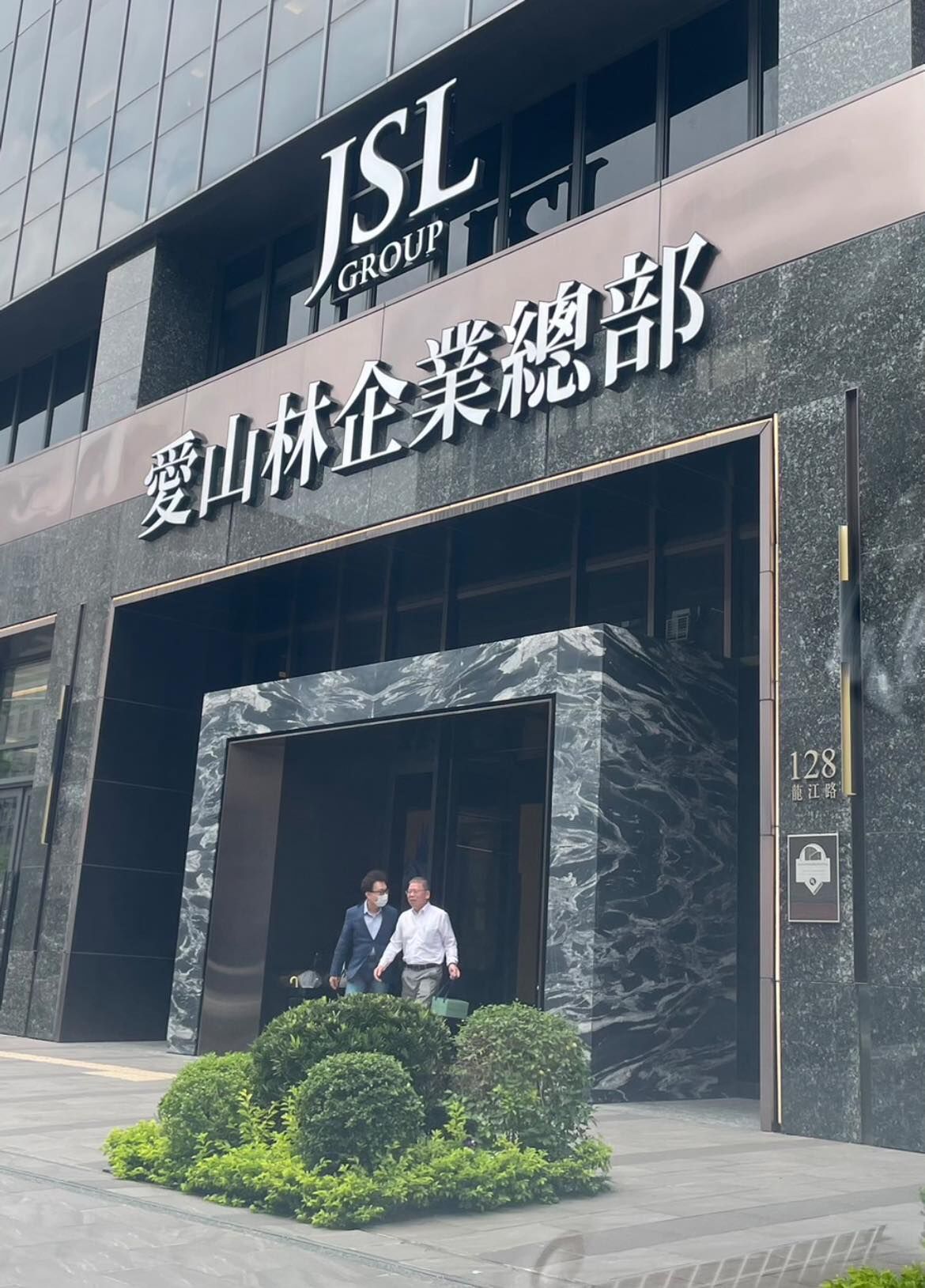 ▲▼鄭正鈐搭公務車出入建商住宅。（圖／翻攝周軒臉書）