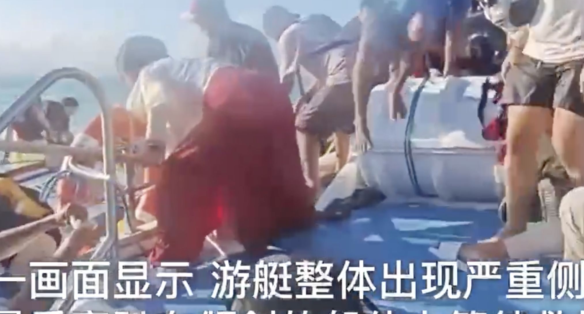 ▲峇里島快艇翻覆，一名陸客記錄下驚恐瞬間。（圖／翻攝百姓關注）