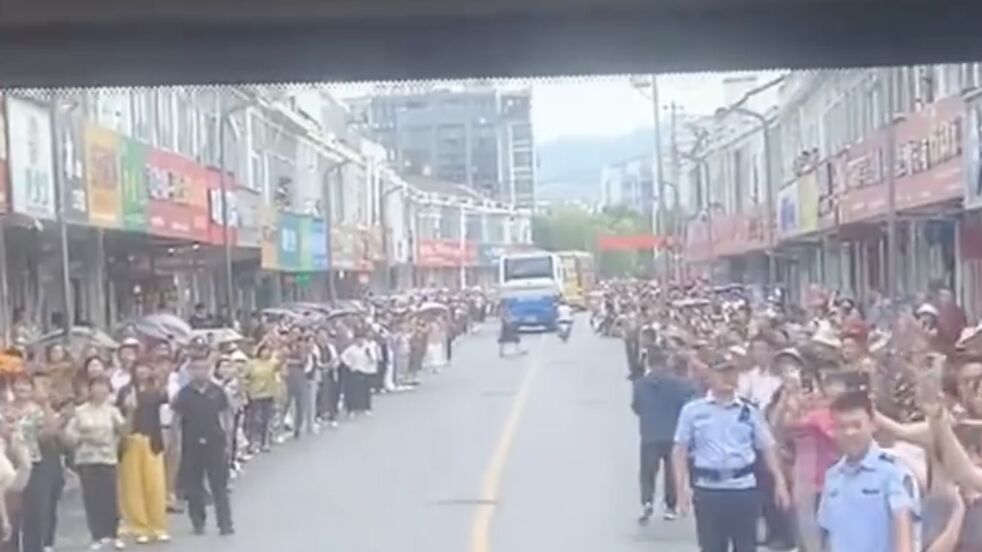 ▲安徽毛坦廠中學家長夾道送考。（圖／翻攝微博）