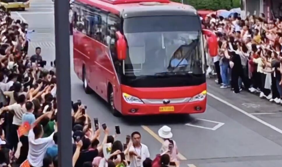 ▲安徽毛坦廠中學家長夾道送考。（圖／翻攝微博）