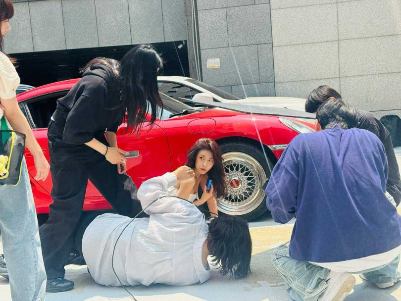 47歲河智苑近照瘋傳！低胸爆乳、性感螞蟻腰掀熱議，網驚呼：根本20世代少女