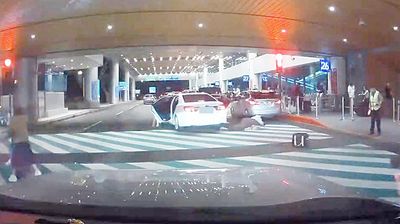 驚悚畫面!白牌車桃機載客拒檢硬衝闖 外籍女客慘遭甩出重摔