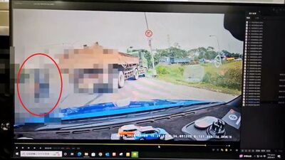死神擦身瞬間曝!重機女騎士停等紅燈 聯結車煞不住急閃撞破護欄