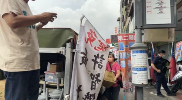 ▲▼高雄雙罷劫開撕！徐尚賢父傳「為救子」大鬧總部　志工全被趕出門。（圖／翻攝自Youtube杏仁哥）