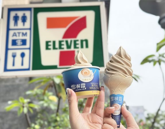 ▲▼7-11聯名日東紅茶推出「皇家奶茶霜淇淋」，還有限時買1送1等優惠。（圖／業者提供）