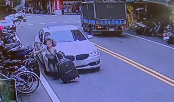▲▼宜蘭爆假車禍真搶劫！女業務拖2箱金飾被撞倒　距離警分局130公尺。（圖／翻攝臉書）