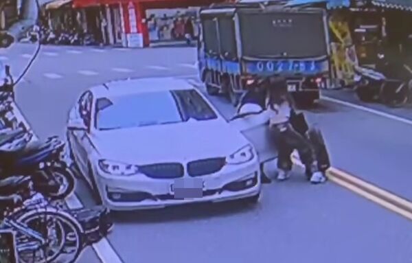 ▲▼宜蘭爆假車禍真搶劫！女業務拖2箱金飾被撞倒　距離警分局130公尺。（圖／翻攝臉書）
