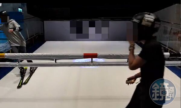 Ａ小姐在滑道上已重心不穩伸手扶住欄杆，但教練並未按下滑道停止鍵。（讀者提供）