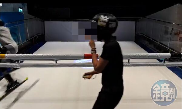 Ａ小姐失去平衡，身體朝後倒重摔在滑道上，傷及臀部。（讀者提供）