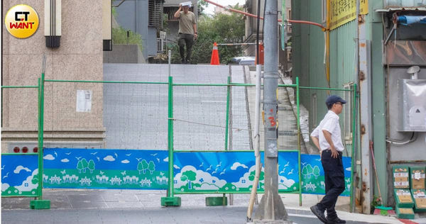 建案基地旁的新舖道路在銜接三元街時下降的坡度過大，可能導致容易發生交通意外。（圖／劉耿豪攝）