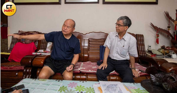 何先生（左）說，以前路面的高度與現在差了很多，雖然他不似李先生（右）具建築背景，但也看得出這樣的道路設計有問題。（圖／劉耿豪攝）