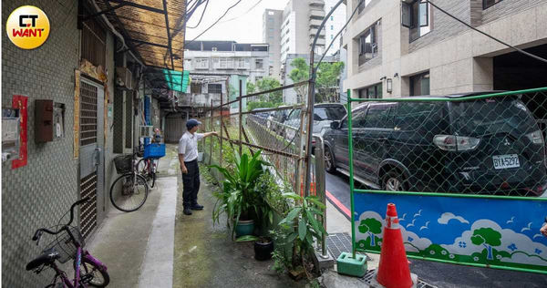 李先生指出，道路標高抬升之後，一旦下大雨很可能造成附近積水。（圖／劉耿豪攝）