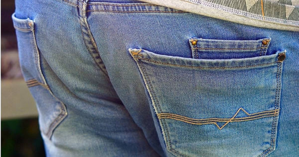 穿新牛仔褲見1口袋縫死「藏6顆小石頭」　內行人曝真實用途