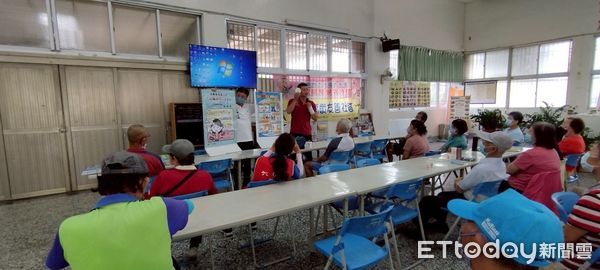 ▲南消六甲消防分隊深入社區進行防火宣導，居民熱情參與防災講座。（記者林東良翻攝，下同）