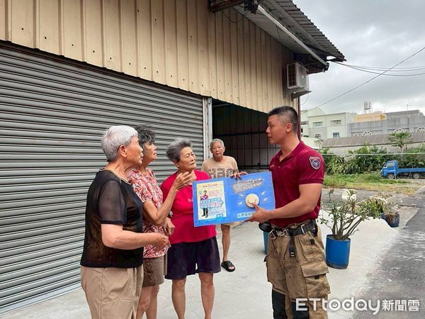 ▲南消六甲消防分隊深入社區進行防火宣導，居民熱情參與防災講座。（記者林東良翻攝，下同）