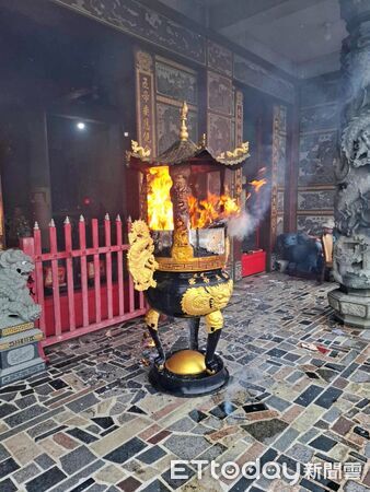 ▲「高粱酒+金紙」助燃！金山宮廟15神像7香爐遭焚。（圖／記者郭世賢翻攝）