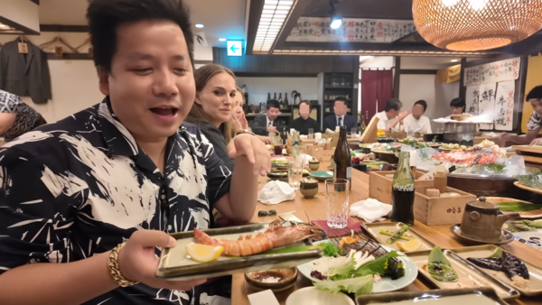 ▲▼YTR吃美食拍片！旁邊坐好萊塢巨星娜塔莉波曼沒發現。（圖／翻攝自YouTube）