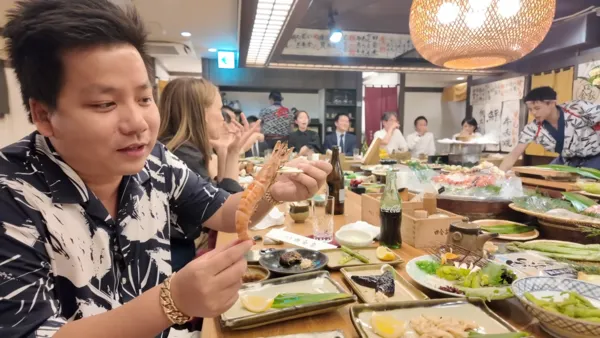 ▲▼YTR吃美食拍片！旁邊坐好萊塢巨星娜塔莉波曼沒發現。（圖／翻攝自YouTube）