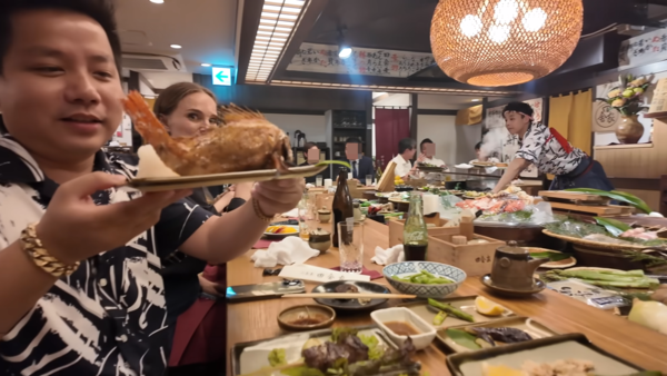 ▲▼YTR吃美食拍片！旁邊坐好萊塢巨星娜塔莉波曼沒發現。（圖／翻攝自YouTube）