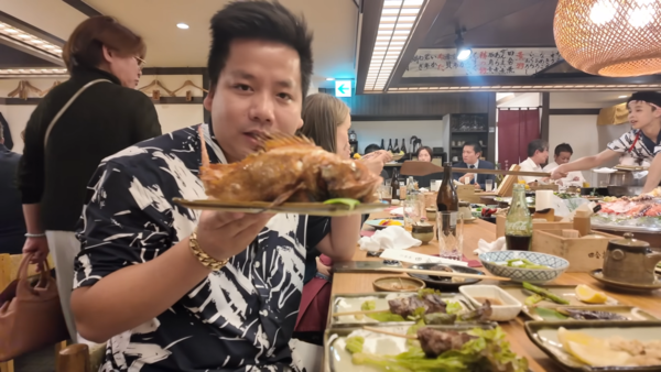 ▲▼YTR吃美食拍片！旁邊坐好萊塢巨星娜塔莉波曼沒發現。（圖／翻攝自YouTube）