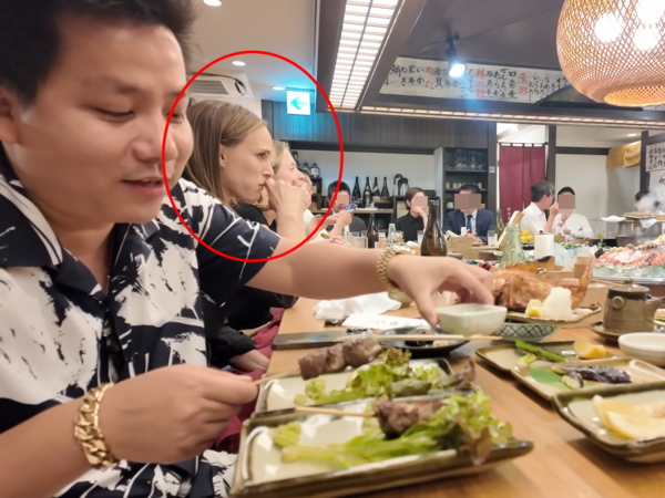 YTR吃美食拍片！旁邊坐「好萊塢巨星」沒發現…網急翻：回頭看啊