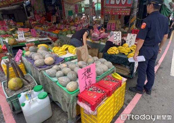 ▲彰化警分局掃蕩取締中民街路邊障礙物。（圖／記者唐詠絮翻攝）