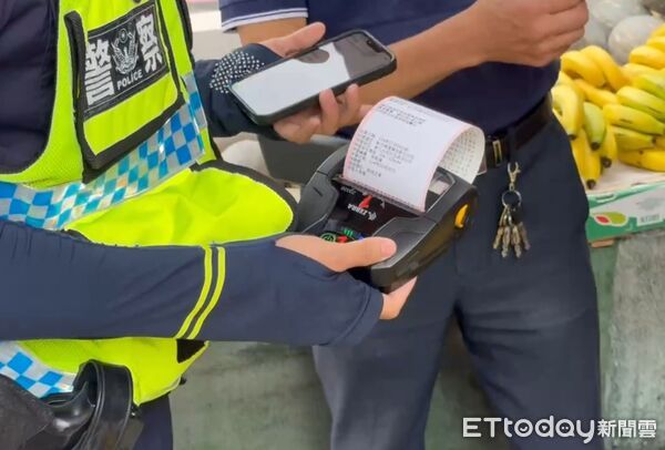 ▲彰化警分局掃蕩取締中民街路邊障礙物。（圖／記者唐詠絮翻攝）