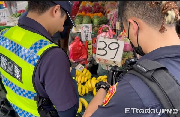 ▲彰化警分局掃蕩取締中民街路邊障礙物。（圖／記者唐詠絮翻攝）