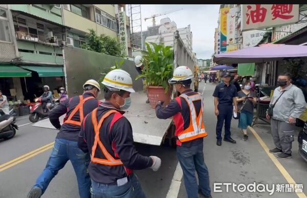 ▲彰化警分局掃蕩取締中民街路邊障礙物。（圖／記者唐詠絮翻攝）