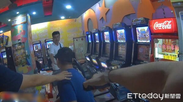 ▲▼陳姓男子日前拒檢逃跑，不料卻在遊藝場巧遇同一警臨檢認出，乖乖就逮。（圖／記者吳世龍翻攝）