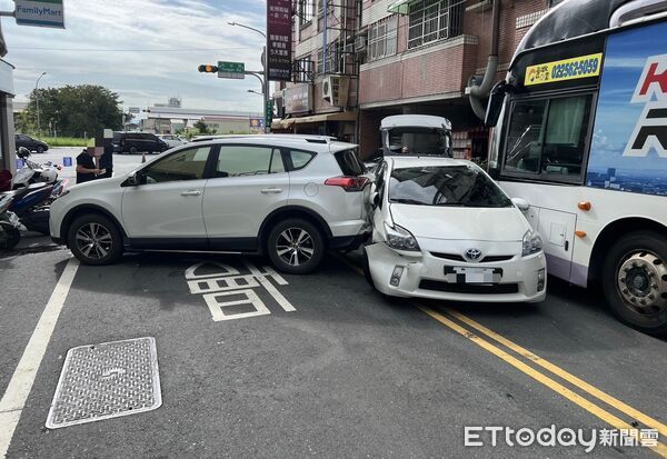 ▲台南永康區永安路與105巷口6日早上發生一起多車追撞事故。（記者林東良翻攝，下同）