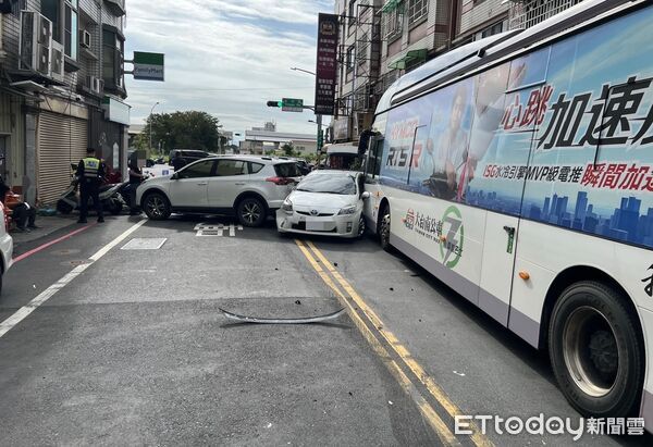 ▲台南永康區永安路與105巷口6日早上發生一起多車追撞事故。（記者林東良翻攝，下同）