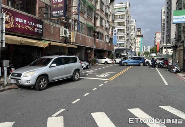 ▲台南永康區永安路與105巷口6日早上發生一起多車追撞事故。（記者林東良翻攝，下同）